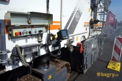 Bok frézy Wirtgen s řídící jednotkou Trimble CB430
