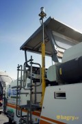 Můstek pro obsluhu frézy Wirtgen W2100 a odrazný hranol MT900 na mechanickém stožáru