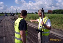 Ředitel společnosti Sitech Pavel Dostál (vlevo) při diskuzi s pracovníkem firmy Eurovia CS