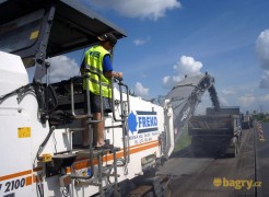 Strojník hlídá chod silniční frézy Wirtgen W2100