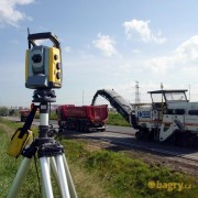 Univerzální totální stanice Trimble GCS900 v pozadí s frézou Wirtgen W2100